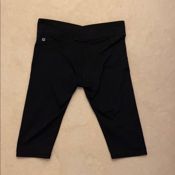 Fabletics black v waist cut capris - Picture 3 of 3